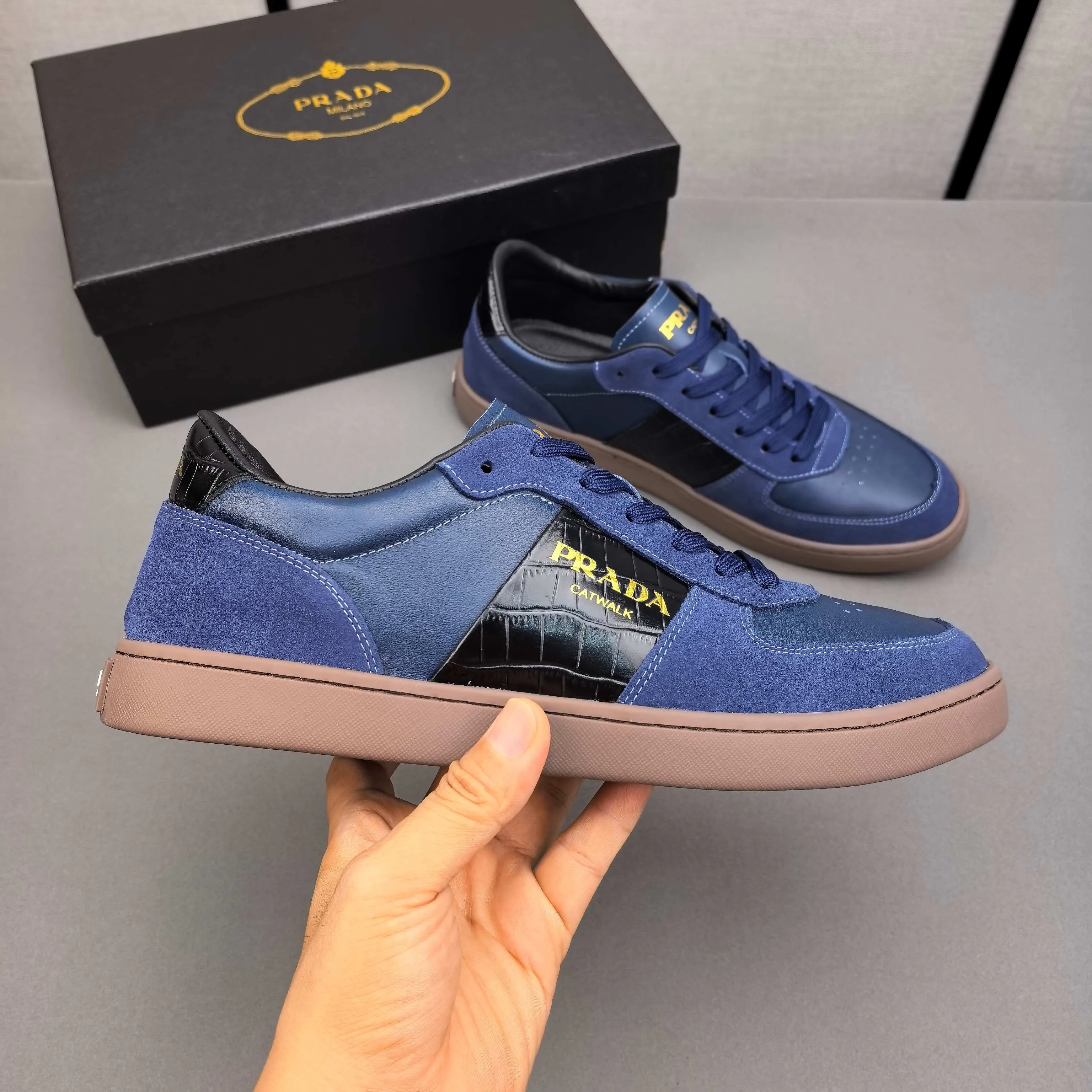 PP400👟👟👟Prada set off the audience! Prada, an international brand that is constantly innovating, this men's casual shoe, the original version, made of cowhide leather at a ratio of one to one at the store, with leather feet and rubber non-slip outsole, breathable and comfortable, quality speaks for itself👄38-44